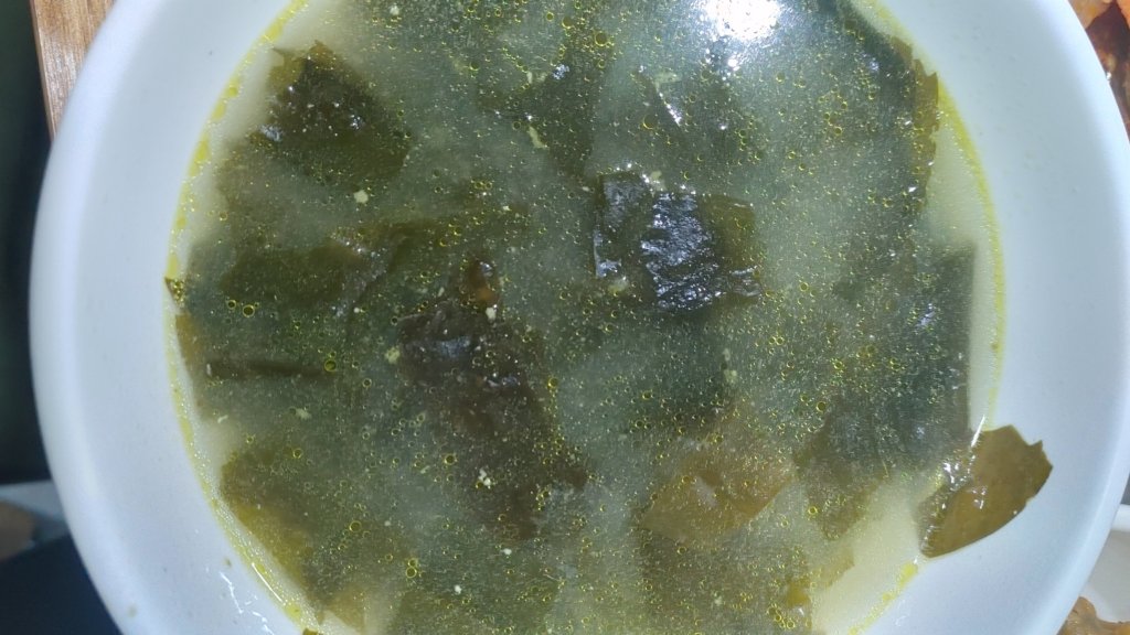 Traditional Korean miyeok-guk (seaweed soup) for postpartum mothers, comparing wild vs farmed seaweed